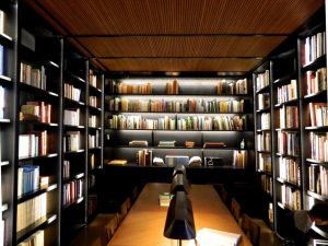 la biblioteca del Museo Yves Saint Laurent di Marrakech